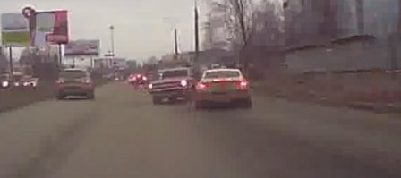 Это БМВ, ему надо быстро - увидел дырочку и нырнул.
То что Волга притормаживает его не насторожило, то что Волга замигала поворотником не заставило его в пол с заносом уйти.
Вот здесь видно - он еще не в ряду, а Волга уже поворачивает.
Я думаю, что если агрессивно ездить, то когда станет чуть тоньше оно порвется.