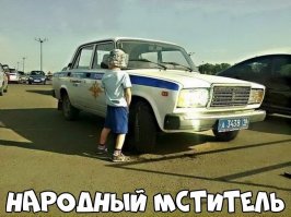 Надпись не уместна от слова совсем.
Известный факт, Гагарин ехал на свой первый полет в автобусе и попросил сделать остановку по туалетному делу. Справил он его на колесо автобуса. С тех пор это считается хорошей приметой и космонавты держаться этой традиции. Так что поссать на колесо -это к удаче.