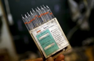 Это не зарин, это индикаторные трубочки на факт обнаружения оного.