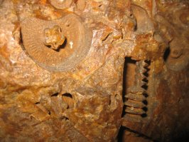 Что за "болты и шестерёнки" на камне?