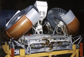 К сожалению подобные посты не фантазии тупой школоты, а часть российской госпрограммы по зомбированию населения. Американская высадка на Луну - любимый полигон создания вбросами у россиян особого, суверенного мнения на Однозначно трактуемые всеми официальными структурами события. Используется так называемая Эскалация требований. Вбрасывается несколько сенсационных только для обывателя, несложно опровергаемых "улик" про якобы найденные несоответствия проекта. Когда их последовательно разъясняют, вбрасывается следующая порция, когда набор заканчивается, снова вытаскиваются "убийственная радиация, обязаны быть звезды, почему каждый год не летают" и т.п. Весь расчет на то, что адекватным людям надоест тратить на троллей время и очередной вал много раз разобранной херни просто проигнорируют. Вот тогда последует торжествующее: что, сдулись защитнички пиндосов! Собственно видим дежурный вброс, хоть и с детсадовскими элементами творчества. Даже для "своих" специально выделено слово чЮдесном, чтобы ненароком не приняли за позитивную статью про идеологических врагов. 
С помощью топорно сделанной аппликации автор взялся доказать, что без дополнительной сборки колеса не раскладываются, но выложив чертежи с сайта НАСА даже поленился подправить указанные точные размеры рычагов подвесок. Не нужно быть Кулибиным, чтобы глядя на схему понять, что если длина рычагов подвески различная, то и длина ими описываемой дуги тоже будет различаться и при таком креплении к ступице, они двигаясь начнут подгибать колесо к раме, а не так как на бумажной порнографии. Очевидно же, что колеса можно развернуть в рабочее положение небольшим усилием без дополнительных прикручиваний. Повторю здесь выкладываемое ниже удачное фото всей подвески ровера... Зачем выложили мгновенно разоблачаемый фейк? По более 500 комментам видно, что эта туфта предназначалась только для старта по вываливанию остального канонического мусора разоблучунов. Для неупоротых рекомендую отличный фильм из цикла Лунные машины.