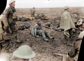Мне еще доставило "Французские солдаты во время битвы при Вердене, 1916 год." Правда там немецкие раненные.