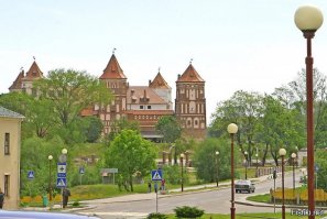 Это Мирский замок является одной из важнейших туристических достопримечательностей Беларуси, выдающимся оборонным сооружением XVI столетия, занесенным в Список всемирного наследия ЮНЕСКО.