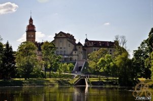 Это Несвижский замок и дворцово-парковый комплекс
Выдающимся историческим и архитектурным памятником XVI XVIII вв. мирового значения является архитектурный, жилой и культурный комплекс княжеского рода Радзивиллов в Несвиже. Крупные земельные магнаты ВКЛ и Речи Посполитой в течение ряда столетий занимали высшие государственно-административные и военные должности и оказали большое влияние на историю и культуру Беларуси.