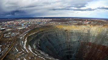 Абсурд и коррупция, тупость и подлость чиновников. Наверн, чина на охоту не подвали, вот и залупился.