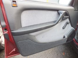 Странная машина: либо пробег не 700 км, либо стеклоподъёмниками пользовался человек с очень грязными руками, судя по круговому грязному пятну, вокруг ручки. Да и вообще вся обивка очень замызганная.