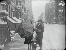 Это была не сотовая связь, а радиоудлинитель, кои на Западе выпускались серийно.
Первый (или один из первых) радиотелефон был продемонстрирован ещё в 22-м году того же XX века :)
(зонтик - это антенна)