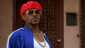 Он прям как Old Scool из "Не грози Южному централу" - самый старый и опасный гангстер района, который никогда не выходит за дверь.