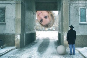 А вот это- отличная же работа!  Идёшь такой домой после дружеских посиделок, остановился на минуту скатать идеальный снежный ком, а тут из арки выглядывает огромная голова твоей благоверной- типа, где ты там шляешься до сих пор, щас как голову откушу, будешь знать!