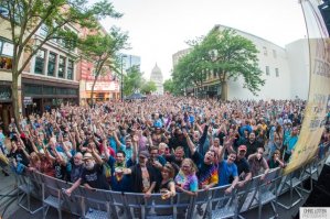 Один из лучших концертов в плане атмосферы- выступление Dark Star Orchestra (если кто не знает, это реинкарнация The Grateful Dead).  Они каждое лето дают бесплатный концерт в нашем городе.  В целом- полный лав, пис и лигалайз.