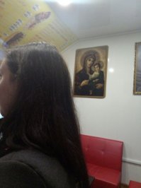 Это Харьков, рынок возле метро 23 Августа, я там периодически покупаю шаурму, кстати вполне себе приличную, особенно по "грузински" мне нравится, правда иногда слишком острая.

Рядом, виден угол другой "картины", там полуголая девушка ...