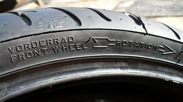 На мото есть такие шины. Не поддающиеся логике. На фото пример.