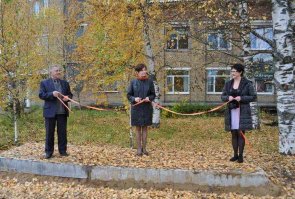 В сентябре 2015 года в Коми торжественно открыли автобусную остановку. Новенькая остановка в селе Корткерос представляла собой бетонную плиту на обочине.