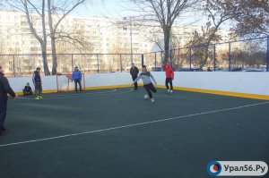 На днях открыли детскую площадку, в трех рядом расположенных дворах. В 100 метрах от только что открытого памятника Прохоренко. Детям очень понравилось. Никаких флагов и транспарантов никто вешать не заставлял, потому что у нас удачно отсутствуют дураки. Их содержание не равномерно по стране, и точно не имеет никакого отношения к ЕР, там их количество среднее по стране, что логично.