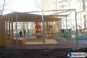 На днях открыли детскую площадку, в трех рядом расположенных дворах. В 100 метрах от только что открытого памятника Прохоренко. Детям очень понравилось. Никаких флагов и транспарантов никто вешать не заставлял, потому что у нас удачно отсутствуют дураки. Их содержание не равномерно по стране, и точно не имеет никакого отношения к ЕР, там их количество среднее по стране, что логично.