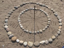 фишка, но тогда гениальный не создатель памятника, а тот кто первый положил камешки по кругу вокруг палочки...