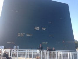 Американцы любят такие штуковины. Есть в США памятник, который IMHO более уникален. Во Флориде рядом с Центром им. Кеннеди сооружён Мемориал астронавтов, именуемый Космическое Зеркало (Space Mirror). Плита из чёрного полированного гранита, в котором прорезаны имена погибших астронавтов. Плита вращается таким образом, что она обращена тыльной стороной к солнцу. Его лучи подсвечивают золотом буквы, которые ярко горят на фоне отражения неба в полированном граните. Очень символично. Автор Wes Jones.