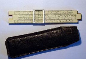 дома лежит, не пользовался ею, но считать на ней мог.
калькуляторы уже вовсю были, так что линейки были вчерашним днем.