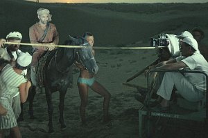 В 1968 Валентин Ежов, заручившись поддержкой ветеранов Гражданской войны, воевавших в Средней Азии, набросал новый сценарий, призванный порадовать зрителя  экшеном  о схватках с басмачами. Консультанты поведали писателю о часто встречающихся в пустыне гаремах, брошенных убегающими от красноармейцев бандитами на произвол судьбы. Так появился проект с рабочим названием  Спасите гарем . 
Лавры главного героя могли украсить карьеру Георгия Юматова, но он практически перед съемками пострадал в пьяной драке, и Кузнецов был срочно вызван на съемки. 
Гладко все прошло с Абдуллой, Верещагиным, Саидом и Петрухой. Дело оставалось за малым   найти актрису, которая сможет воплотить образ Катерины Матвеевны. Здесь и случилась заминка. Никто не подходил на роль музы героического защитника гарема, пока в коридорах  Ленфильма  режиссеру не встретилась журналистка Галина Лучай, которая необыкновенно ярко вписалась в амплуа колоритной жены Сухова.
Съемки фильма проходили в Дагестане на берегу Каспия. Декорации не были дорогостоящими, но местные воры нашли на что позарится. В их карманы перекочевали дорогие часы  Буре , которые предназначались Сухову и еще несколько вещей. Мотыль не растерялся и пошел на поклон к местному авторитету, предложив тому роль в картине.
Режиссер посетовал  Уважаемому Али  на отсутствие реквизита. Следующим утром все украденные вещи оказались на прежних местах.
Кахи Кавсадзе   один из самых красивых актеров Дагестана - просто не мог, по мнению режиссера, остаться без эротической сцены. Таковая имела место, но была забракована цензурой. 
Работа над фильмом была нелегкой. Сказывался жаркий климат и отсутствие элементарных удобств. Проблемы с водой привели к тому, что Николай Годовиков, тяжело заболел дизентерией. Эпизод:  Гюльчатай, открой личико!  снимался в момент, когда у 18-летнего актера была температура под 40. На этом беды Петрухи не закончились. Кахи, прокалывая красноармейца штыком, промахнулся мимо страховочной дощечки. Зато, несыгранный вскрик актера вполне удовлетворил режиссера и эпизод был одобрен.
Несладко пришлось на съемках и Спартаку Мишулину. Актер часами находился в песке, страдая от жары. Его сажали в специальный ящик и закапывали, оставляя на поверхности только голову. Именно она вызывала немалый интерес у местной фауны: то змея проползет, то верблюд плюнет.
Интродукцию картины снимали в Туркмении. В ту пору на Каракумы буквально обрушилось небо, затопив пустыню дождями. Окрестности города Байрам Али, где разместилась съемочная площадка, поросли травой внушительной высоты. Зелень покрыла десятки километров песка. На помощь пришли местные солдатики, которые в считанные часы выпололи растительность.
Несмотря на рекордно короткие сроки создания картины, руководство студии было не в восторге от просмотренного. Режиссеру пришлось внести 27 правок: от  вырезки  эротики до иконы  Богородицы  и замены оркестровки. Но, эти жертвы оказались напрасными. Картина легла на полку по причине неактуальности. Из небытия фильм вернулся благодаря случайности. Как-то раз Леонид Брежнев решил скоротать время на даче просмотром новинок. Волею судьбы дежурный хранилища решил отправить ему  Белое солнце пустыни . Кинолента вызвала бурный восторг генсека и тут же была запущена в прокат.
Лента вышла на большие экраны в 1970 году и  зазвучала  на весь Союз. Ее смотрели десятки раз,  искрили  цитатами и копировали повадки героев. Картина стала по-настоящему народной. 
С особым трепетом отнеслись к приключениям в пустыне первые космонавты. Они завели традицию пересматривать кино перед каждым стартом.