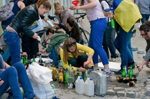 Производство "Коктейля Молотова" настолько простое, что в наше время с этим справляются даже юные красавицы. Да уж...