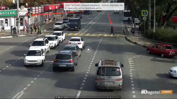 Пешеход в этот момент должен был еще стоять на тротуаре.
