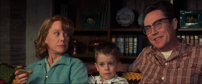 Канадец 50 лет строил бункер из 42 школьных автобусов!