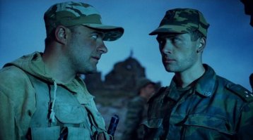 Думаю из-за этой свдомой мрази этот фильм и в прокат не выпускают. Смотрел по ТВ недавно "мы из будущего", где он там вертухая штабного играл, так эти моменты все с ним повырезали, чтобы мразь с проката не кормить. Грозовые ворота с ним уже не вырежешь, он там гнида в каждом кадре. Весь фильм испортил гад.
Кстати кадр нашел с глубоким смыслом в нынешней реальности. Крысенышь.