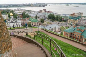 Ну, прямо не знаю что сказать, автор. Похоже , ты не очень любишь этот город. И фотографии можно было подобрать, скажем так, с любовью. Я более двадцати лет не живу в России, но с этим городом , где родился я и мой отец, меня связывает миллионы невидимых нитей - того, чего , очевидно, нет у тебя. Это трудно объяснить. Я не люблю все части города одинаково. Я обожаю нагорную часть, почти всю, и терпеть не могу заречную, хотя в Канавине прожил 25 лет, а в Советском районе - только 9 , но я там родился. Каждый раз, когда я ездил погулять , это было в нагорную часть. Взять, например, Откос. В хорошую погоду видимость - километров 50. И да, если дойдёшь до Сенной, увидишь, что трамплина там больше нет. Но зато есть канатная дорога, правильно, самая длинная в Европе. Соединить Нижний с Бором - это же огромное дело! До этого надо было ехать на Московский и садиться на автобус в Гордеевке (на это уйдёт час) и потом ещё минут сорок ехать в сам Бор. А сейчас - 13 минут - и ты на Бору. Уж не говоря о том , что прокатиться там, особенно на закате - удовольствие НАМНОГО выше среднего. Я считаю , что откос, Минина и Кремль - достопримечательности мирового уровня , а был я в 47 странах, во многих - десятки раз. А как насчёт Большой Покровки (бывшая Свердловска)? Когда по ней идёшь от площади Горького к Кремлю, ты идёшь под небольшой уклон, и ноги тебя несут сами. Просто пройтись по Свердловке это удовольствие - это типичная европейская центральная улица, но в тоже время она уникальна, такой нет больше нигде! Можно рассказывать долго, и да - я к Нижнему неравнодушен и склонен видеть там только хорошее. Но именно такой человек должен представлять город, а не тот , кому в нем скучно.
