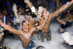 А может пацан устроил пенную вечеринку (за 2500 не так уж и дорого)