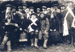 У нас раньше так провожали, недавно в деревнях тоже так же было, сейчас не знаю, как то по возрасту уже не "провожальщик" :)
"Провожаемые" - те, что с полотенцами. Гуляют всю ночь, по деревне: по всем близким знакомым и родственникам, те уже готовы к такому "неожиданному" визиту. Что означали и символизировали полотенца, честно говоря не знаю, как то не узнавал, но точно ЭТО с тех времен, когда на 25 лет "забривали"