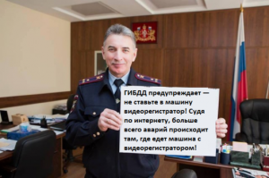 Что один дебил ( нахер ехать по правой полосе, при относительно свободной левой???? два поворота пропустил направо - то что ехал по правой, мол собирался поворачивать направо - отмазка)
И другой дебил - остановился чтоб высказать свое мнение -  а он поинтересовался - оно кому нибудь нужно??? Дебил остановил транспортный поток...
Ну и создается такое впечатление - регистраторы ставят многие для того чтоб заснять гамно и выложить в инет...