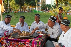 Насколько знаю, плов НУЖНО кушать ТОЛЬКО руками.
Мало того, желательно запивать горячим чаем, так как баранина (а настоящий плов только из нее и делается) очень жирное мясо. Можно заработать несварение желудка и даже заворот кишок , если запивать чем-то холодным.

А в старину, у узбеков было принято вытирать после трапезы руки об халат, засаленность одежды была наглядным примером, что его обладатель - богатый человек!