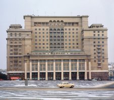 Гостиница "Москва" на первом фото - 1971 год.
На втором фото на месте снесенной гостиницы - вновь выстроенный новодел. 
В ходе реконструкции неустановленные лица украли более 87 млн $ из выделенных городом на строительство. По мнению профессора МАРХИ Вячеслава Глазычева, целью реконструкции и было воровство, так как никакой особой потребности в сносе гостиницы, построенной в начале 1930-х годов, не было...