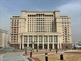 Гостиница "Москва" на первом фото - 1971 год.
На втором фото на месте снесенной гостиницы - вновь выстроенный новодел. 
В ходе реконструкции неустановленные лица украли более 87 млн $ из выделенных городом на строительство. По мнению профессора МАРХИ Вячеслава Глазычева, целью реконструкции и было воровство, так как никакой особой потребности в сносе гостиницы, построенной в начале 1930-х годов, не было...