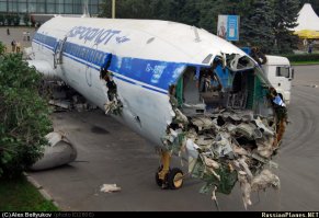 ВДНХ. Самолеты у павильона "Космос".
А в 2008 какой-то сволочи они помешали, негде было воткнуть очередные торговые палатки. А я еще маленьким с мамой в эти самолеты "на экскурсию" поднимался...