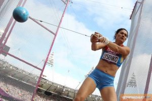"Самый дальний заброс снасти установил Вальтер Куммероу в 1984 году. 30 килограммовая снасть улетела на 175 м. У этой дамы получается не хуже "
 30ти килограммовая снасть!