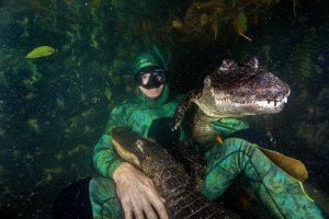 Ныряльщик рискнул жизнью ради фотографий крокодила!