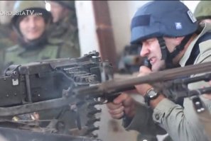 Мишка пулеметчица - роль которую он и рад забыть, но ... 
Мудак ты Миша!