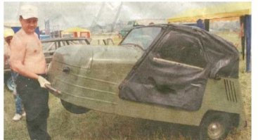 Первые инвалидки были 3-ъ колёсные.
Был у нас сосед офицер-фронтовик-инвалид одноногий, и была  у него машина (инвалидка 3-х колёсная).
Он и намучался он с ней, мало того что она постоянно ломалась, так она ещё имела свойство переворачиваться на на бок или на крышу при съезде под гору и повороте. Сколько раз мы вытаскивали бедолагу из под неё.  Потом ему её поменяли на 4-х колёсную-миоргуновку, а до горбатого запорожца мужик не дожил (царство небесное).