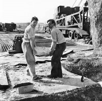 Ага, древними...
до 50х годов там поле было пустое...камни в 17 веке растащили на постройки, а в 20-ом  построили аттракцион для лохов-туристов, как камни стояли изначально никто не знает, но все верят в "астрономическую"  чушь...