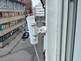 Про  раздачу:
-----------------------
1)  раздавать на  несколько  квартир  за  денги  незаконно в  любом  случае. Просто по  договору  с ЛЮБЫМ провайдером  как минимум и  как незаконная предпринимательская  деятельность как максимум
2)По закону  любой выход в сеть привязан к паспорту. Там  умными словами  но суть в  том что провайдер не зря вас  заставляет  заполнять  паспортные  данные
3) Никто ходить по квартирам  и спрашивать  мол "  вы чужий  вайфай не используете ? " не будет и не  должен.  А вот если  вайфай без пароля - то  это тот самый случай. Заставить ставить пароль  нельзя, это в стандарте  заложено и  нужно в  некоторых случаях технически, а вот  прижать  за  раздачу  интернета посторонним можно. Ибо бородатые дядьки   свои  вопросы предпочитают  решать зайдя  в   случайный дом  и насканив  халявный вайфай. И ищи потом  кто  очередной  взрыв  газа устроил.

- Вывод :  закон  конечно выглядит по  дурацки, но нужен  как  инструмент  дополнительного  давления  на  невольных пособников терористов. За  одно  и  провайдеры  больше денег срубят. А то приспособились скидываться  на 3-4  квартиры .  А так  будет каждый  платить  за то же самое :) 
Мелочь  но  полезная.

-

По Wi-FI  роутерам.

А  речь не  о тех роутерах что у вас в квартире стоят. 
Есть ещё  так называемые  насосы. По  наименованию  ком продукта   Ubiquiti NanoStation   По русски - насос.
По документам  и чисто  формально  это  ПРОСТО  вайфай роутер. Без шуток. Обычный вайфай, просто  роутер...
 
Просто лупит  на 10 километров.

Отдельные  интеллектуалы их блоком  ставят  прямо в квартире. Типа  плохо вайфай ловит.. у другана в доме  напротив .. насквозь квартиры соседа.
 А сосед удивляется - принёс  с  магазина заморожденную куру, а  она за пол часа лёжа  на столе  запеклась )))
( утрирую  - но  близко )