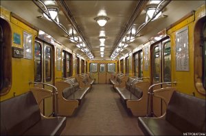 На окраинах как раз-таки почище. В центре же толпы народа, всё в налете грязи. А эти двери входа в метро, а эти турникеты - это п...ц!
В новостях что-то периодически пишут о новых вагонах, но большинство представляет из себя такие как на фото.
Это же выглядит как совковая поликлиника с желтыми стенами! Заходишь и ощущаешь себя больным. Мне искренне жалко людей, которым ежедневно приходится это лицезреть, совмещая с нюханьем чужих подмышек, технической вони и прослушиванием постоянного звука движущегося состава.