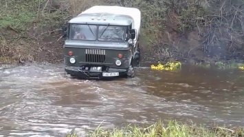 УАЗ преодолевает глубокий брод