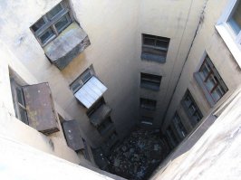 Ну как-то нехорошо. Культур-мультурная столица всё-таки. Нет выхода во двор, но окна-то есть. Можно попасть туда и уборку сделать. Но, видать , недосуг. Мишеля Монтеня читают. Бриттена слушают. Фон Триера смотрят. А мусор убрать - это ниже их достоинства.