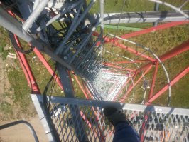 был период когда я работал монтажником базовых станций, приходилось бывать в таких местах где нога обыкновенного человека не ступала))), поначалу страшно, потом, когда начинаешь работать, ты тупо работаешь и страх перед высотой уходит, не то что тебе абсолютно все равно, но сесть на трубостойку что бы прибором дотянуться радиорелейки для юстировки - в порядке вещей. Потом начинается момент когда себя надо останавливать, потому что начинаешь чудить - с напарником спорили кто быстрее спустится с мачты, он по шкуродёру(лестница внутри мачты), или я снаружи по конструкции самой мачты... снаружи оказывается быстрее, но до того момента пока расстояние между трубами не становится больше, да и сами трубы чем ниже, тем больше диаметром - рукой уже не возьмёшь...