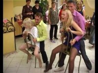 "Азиатское рукопожатие" - ничто по сравнению с русскими свадьбами!! :)