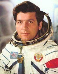 Летчик-космонавт Петр Климук. Второй тоже знаком, никак вспомнить не могу...