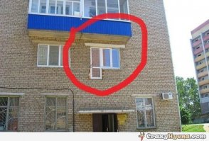 Бывает, дверь есть а балкона нет.