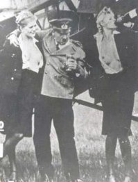 Ванна, Гитлер и сиськи