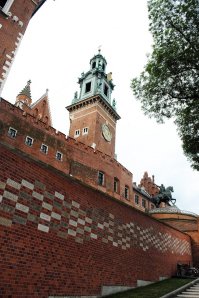 Ва вель (польск. Wawel)   комплекс архитектурных памятников, из которых важнейшие   Королевский замок и кафедральный собор Святых Станислава и Вацлава. Вавельский замок, названный одним из семи чудес Польши, расположен на холме на берегу реки Висла, он не одно столетие служил резиденцией польским королям. Это главная исторической достопримечательность и символ Польши. 
Вход на территорию замка со стороны улицы Podzamcze вдоль замковых стен с табличками с именами благотворителей. Перед входом в замок расположен памятник Тадеушу Костюшко на коне.
авторство